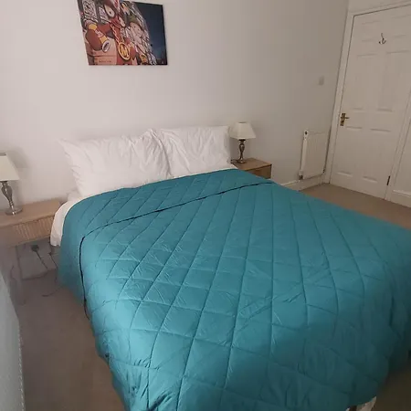 Spacious House With Parking, Close To Centre Semesterbostad