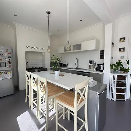 Spacious House With Parking, Close To Centre Nyaraló *