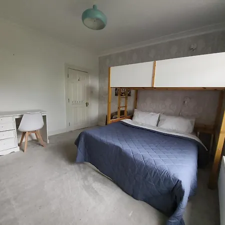 Spacious House With Parking, Close To Centre