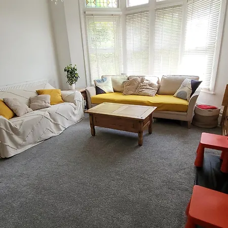 Semesterbostad Spacious House With Parking, Close To Centre *