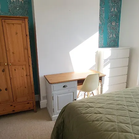 Nyaraló Spacious House With Parking, Close To Centre Bristol