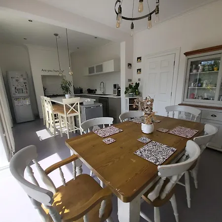 Spacious House With Parking, Close To Centre