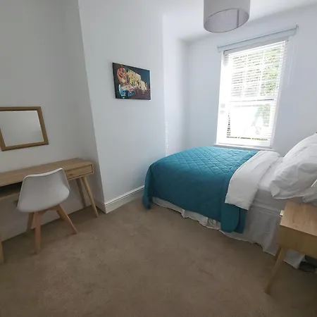 Spacious House With Parking, Close To Centre Semesterbostad