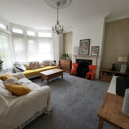 Spacious House With Parking, Close To Centre Bristol